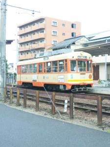 松山市内を走る列車
