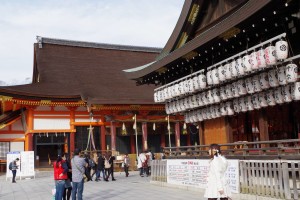 八坂神社の本殿と舞殿