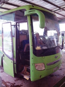 ベトナム側のバス