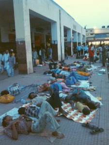 ガヤ駅の外で寝るインド人