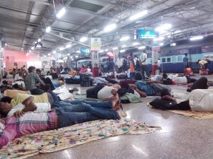 駅の構内で寝るインド人