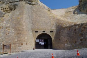 フレスコ画の洞窟修道院の入口